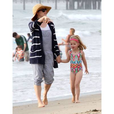 Amy Adams genießt einen Strandtag mit Tochter Aviana