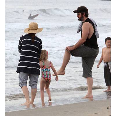 Amy Adams genießt einen Strandtag mit Tochter Aviana