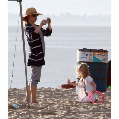 Amy Adams genießt einen Strandtag mit Tochter Aviana