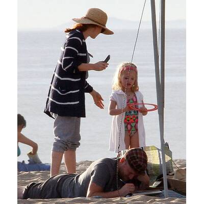 Amy Adams genießt einen Strandtag mit Tochter Aviana