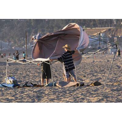 Amy Adams genießt einen Strandtag mit Tochter Aviana