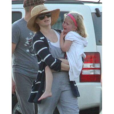 Amy Adams genießt einen Strandtag mit Tochter Aviana