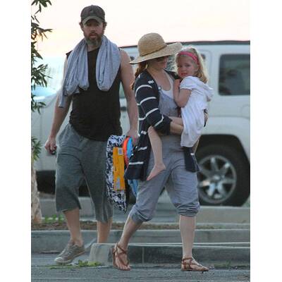 Amy Adams genießt einen Strandtag mit Tochter Aviana
