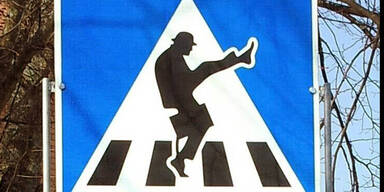 Schild in fordert zu alberner Gangart auf