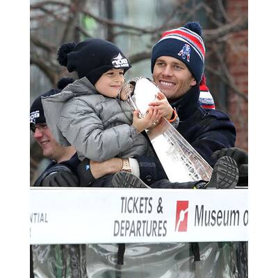 Tom Brady feiert mit Sohn Benjamin den Super Bowl-Triumph