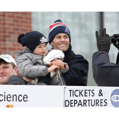 Tom Brady feiert mit Sohn Benjamin den Super Bowl-Triumph
