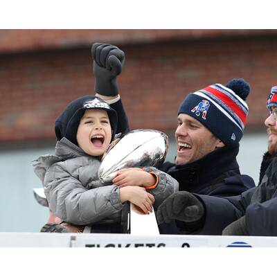 Tom Brady feiert mit Sohn Benjamin den Super Bowl-Triumph
