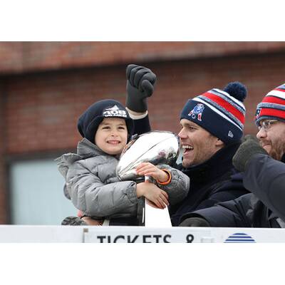 Tom Brady feiert mit Sohn Benjamin den Super Bowl-Triumph