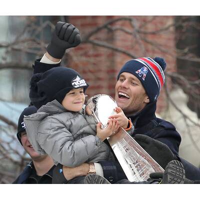 Tom Brady feiert mit Sohn Benjamin den Super Bowl-Triumph