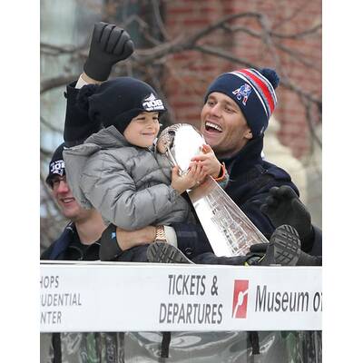 Tom Brady feiert mit Sohn Benjamin den Super Bowl-Triumph