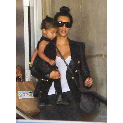 Kim Kardashian mit Tochter Nori unterwegs