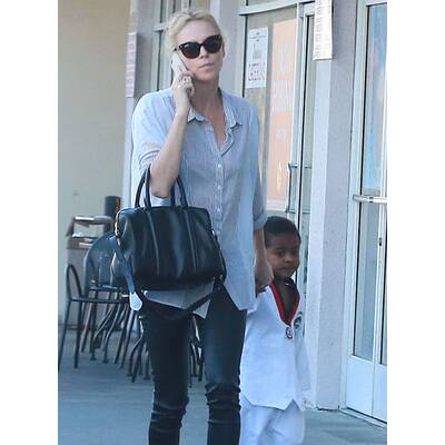 Charlize Theron holt Jackson vom Karate ab