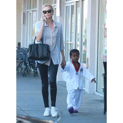 Charlize Theron holt Jackson vom Karate ab