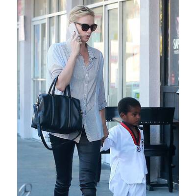Charlize Theron holt Jackson vom Karate ab