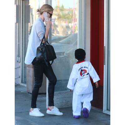 Charlize Theron holt Jackson vom Karate ab