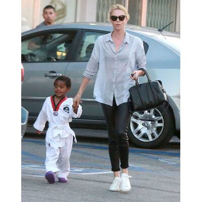 Charlize Theron holt Jackson vom Karate ab
