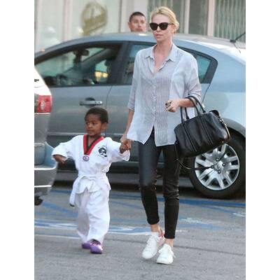 Charlize Theron holt Jackson vom Karate ab