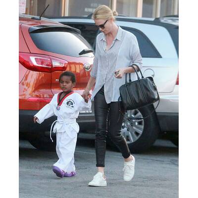 Charlize Theron holt Jackson vom Karate ab