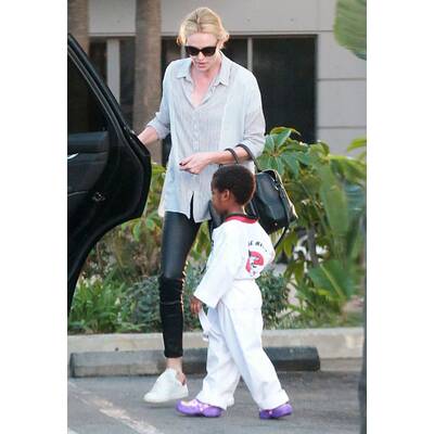 Charlize Theron holt Jackson vom Karate ab
