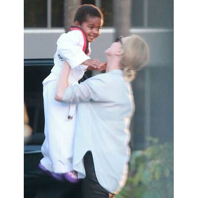 Charlize Theron holt Jackson vom Karate ab