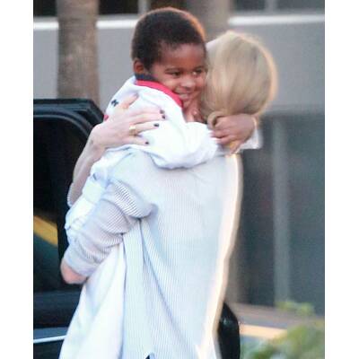 Charlize Theron holt Jackson vom Karate ab