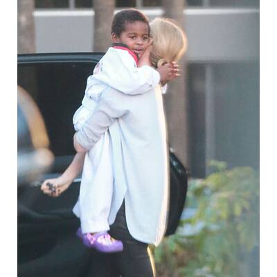 Charlize Theron holt Jackson vom Karate ab