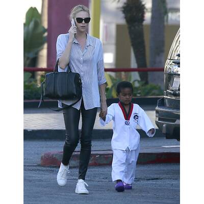 Charlize Theron holt Jackson vom Karate ab