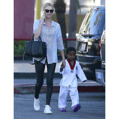 Charlize Theron holt Jackson vom Karate ab
