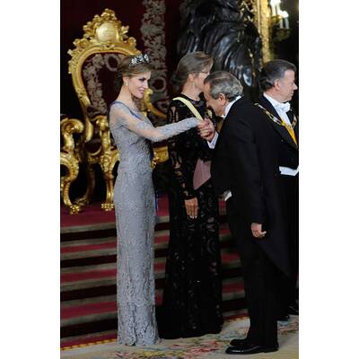 So schön empfängt  Königin Letizia den Präsidenten von Kolumbien