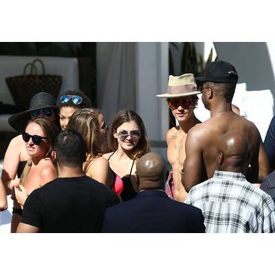 Justin Bieber relaxt mit sexy Bikini-Girls