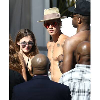 Justin Bieber relaxt mit sexy Bikini-Girls