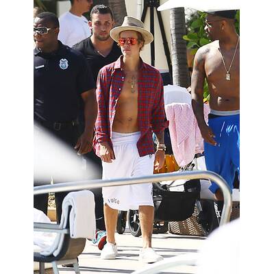 Justin Bieber relaxt mit sexy Bikini-Girls