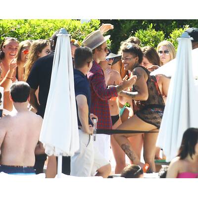Justin Bieber relaxt mit sexy Bikini-Girls