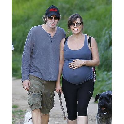 Milla Jovovich hält sich trotz Babybauch fit