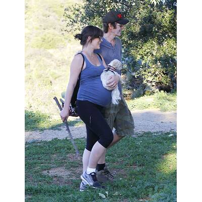 Milla Jovovich hält sich trotz Babybauch fit