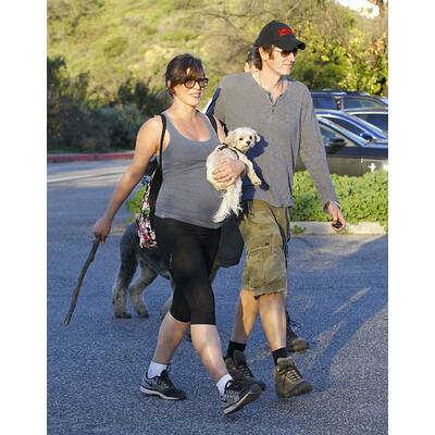 Milla Jovovich hält sich trotz Babybauch fit