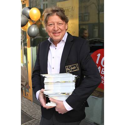 Walter Freiwald: Voller Einsatz beim Flyer-Verteilen