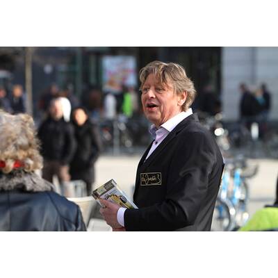 Walter Freiwald: Voller Einsatz beim Flyer-Verteilen