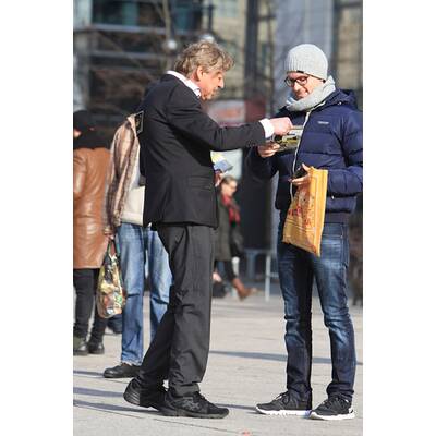 Walter Freiwald: Voller Einsatz beim Flyer-Verteilen