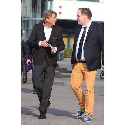 Walter Freiwald: Voller Einsatz beim Flyer-Verteilen