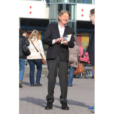 Walter Freiwald: Voller Einsatz beim Flyer-Verteilen