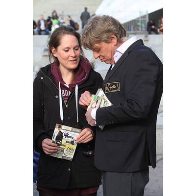 Walter Freiwald: Voller Einsatz beim Flyer-Verteilen