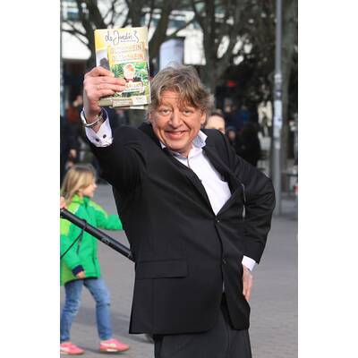 Walter Freiwald: Voller Einsatz beim Flyer-Verteilen