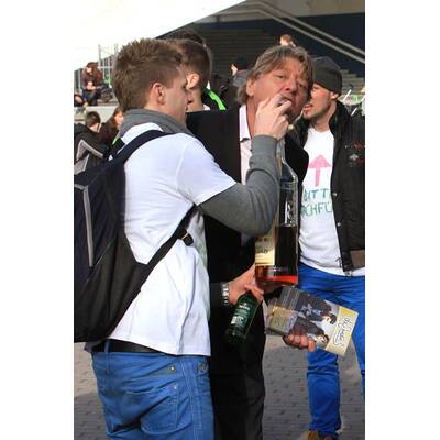 Walter Freiwald: Voller Einsatz beim Flyer-Verteilen