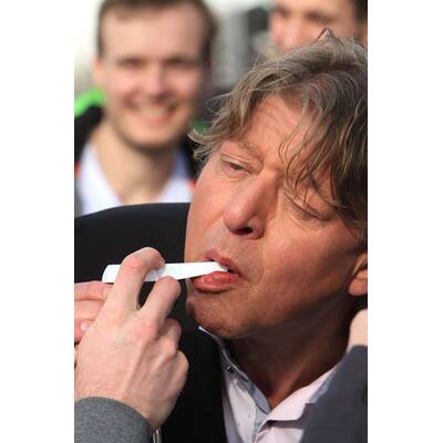 Walter Freiwald: Voller Einsatz beim Flyer-Verteilen