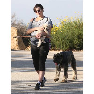 Milla Jovovich hält sich trotz Babybauch fit