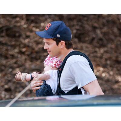 Ashton Kutcher spaziert mit Baby Wyatt