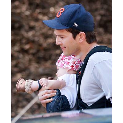 Ashton Kutcher spaziert mit Baby Wyatt