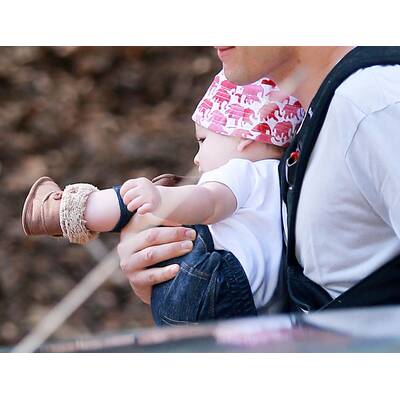 Ashton Kutcher spaziert mit Baby Wyatt