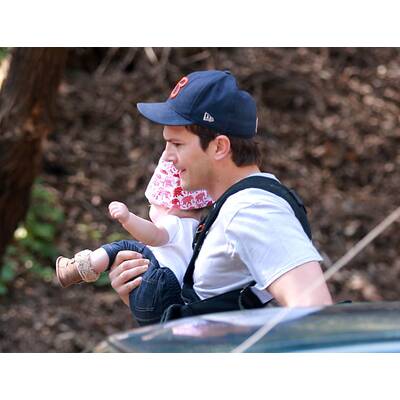 Ashton Kutcher spaziert mit Baby Wyatt